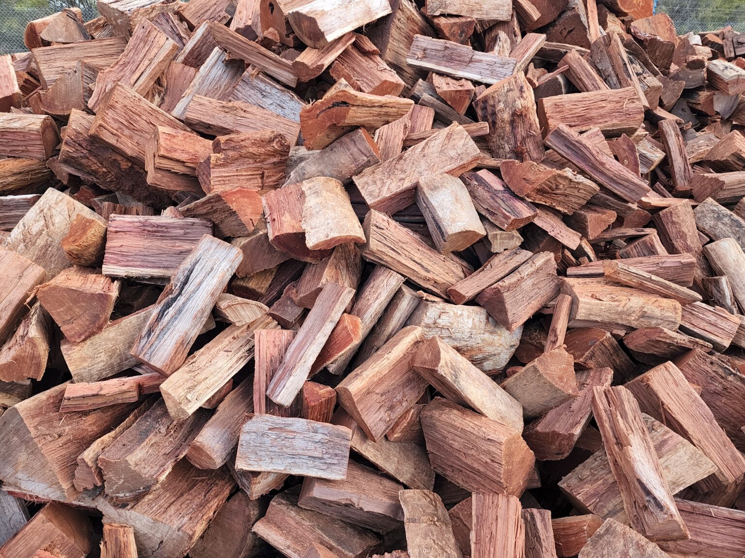 Premium Jarrah Firewood in Perth Fast & Dry.